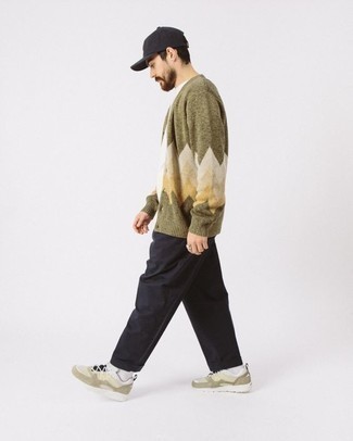 С чем носить темно-зеленый свитер с принтом мужчине