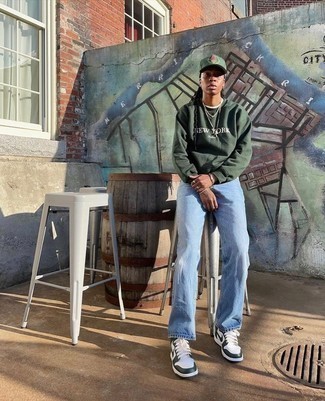 С чем носить темно-зеленый свитер с принтом мужчине