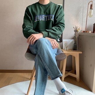 С чем носить темно-зеленый свитшот с принтом мужчине