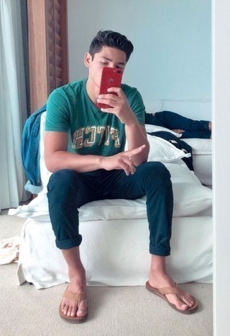 С чем носить темно-зеленую футболку с принтом мужчине