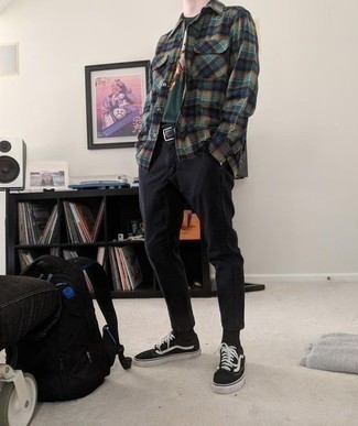 С чем носить темно-зеленую футболку с принтом мужчине