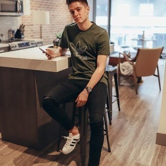 С чем носить темно-зеленую футболку с принтом мужчине