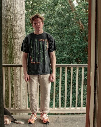 С чем носить темно-зеленую футболку с принтом мужчине