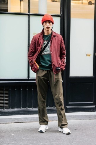 С чем носить темно-зеленую футболку с принтом мужчине