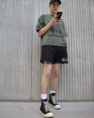 С чем носить темно-зеленую футболку с принтом мужчине