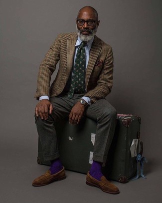 С чем носить темно-зеленый галстук с принтом мужчине