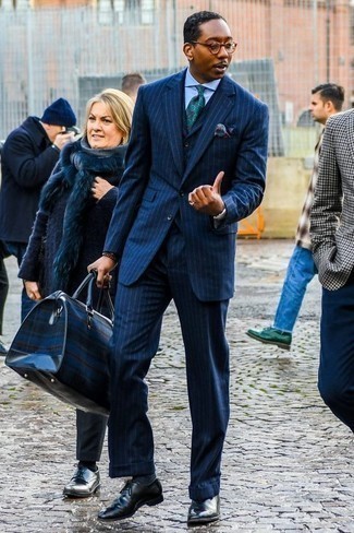 С чем носить темно-зеленый галстук с принтом мужчине