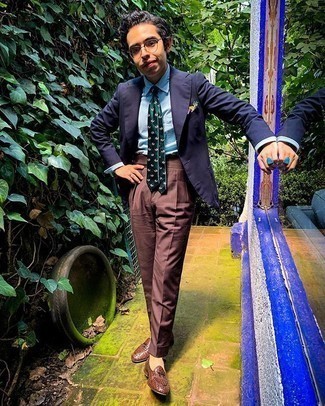 С чем носить темно-зеленый галстук с принтом мужчине