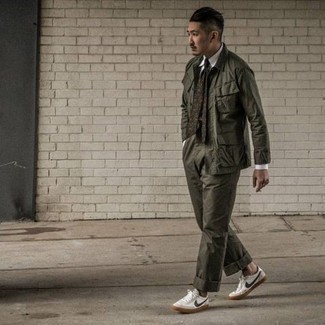 С чем носить темно-зеленый галстук с принтом мужчине