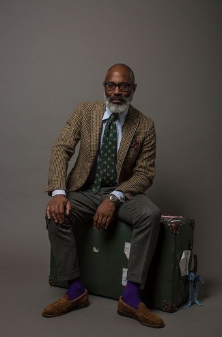 С чем носить темно-зеленый галстук с принтом мужчине