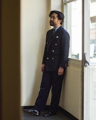 С чем носить темно-зеленый галстук с принтом мужчине