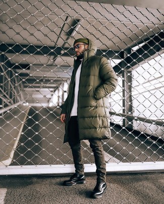 Какие джинсы носить с темно-зеленым пуховиком мужчине