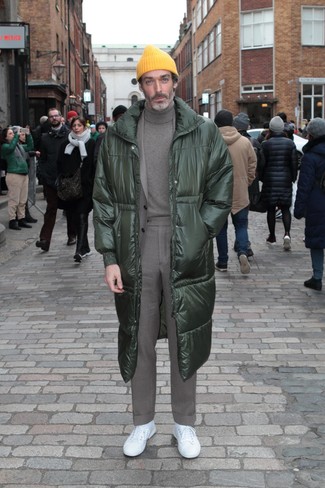 Какие костюмы носить с темно-зеленым пуховиком