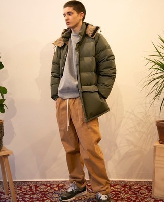 Какие свитшоты носить с темно-зеленым пуховиком мужчине