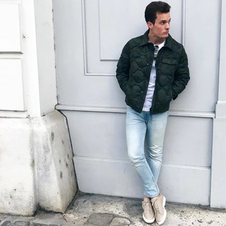 Какие джинсы носить с темно-зеленой курткой-пуховиком мужчине