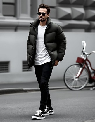 С чем носить темно-зеленую куртку-пуховик мужчине