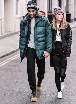 С чем носить темно-зеленую куртку-пуховик мужчине