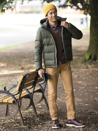 С чем носить темно-зеленую куртку-пуховик мужчине