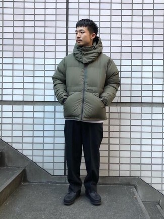 С чем носить темно-зеленую куртку-пуховик мужчине