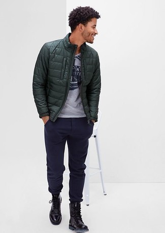 Как носить темно-зеленую куртку-пуховик с темно-синими брюками чинос