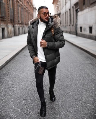 Какие водолазки носить с темно-зеленой курткой-пуховиком мужчине