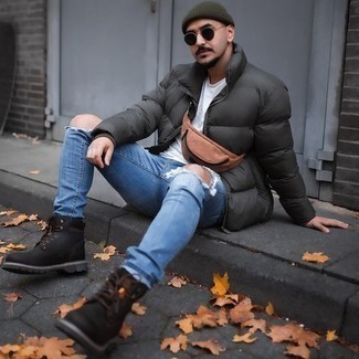 Какие рабочие ботинки носить с темно-зеленой курткой-пуховиком мужчине
