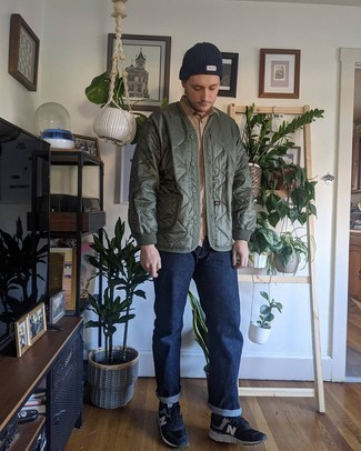 Как носить темно-зеленый стеганый бомбер с темно-синими джинсами мужчине