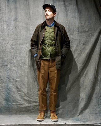 С чем носить темно-зеленую стеганую куртку мужчине