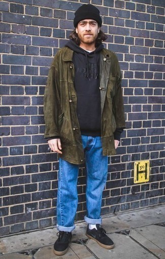 Как носить темно-зеленый дождевик с синими джинсами мужчине