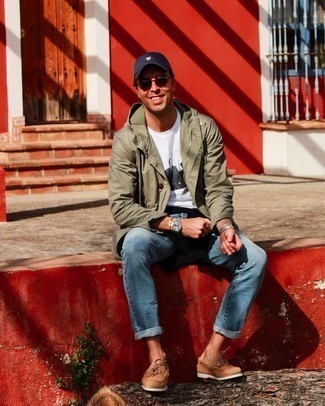 Как носить темно-зеленый дождевик с синими джинсами мужчине