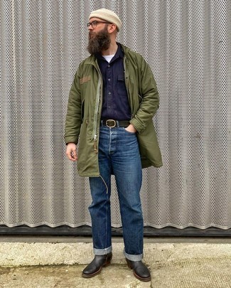 Как носить темно-зеленый дождевик с синими джинсами мужчине