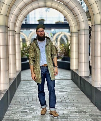 Как носить темно-зеленый дождевик с синими джинсами мужчине