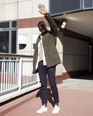 Какие брюки чинос носить с темно-зеленым дождевиком