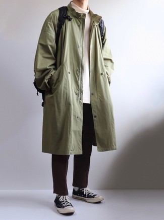 Какие брюки чинос носить с темно-зеленым дождевиком