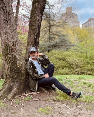 Какие брюки чинос носить с темно-зеленым дождевиком