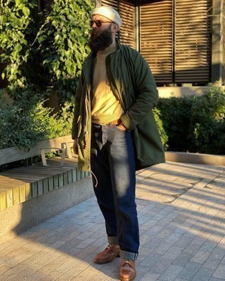 Какие свитера с круглым вырезом носить с темно-зеленым дождевиком мужчине