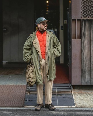 Какие куртки без рукавов носить с темно-зеленым дождевиком мужчине