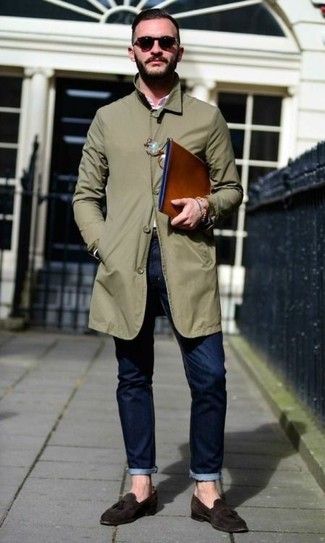 Как носить темно-зеленый дождевик с темно-синими джинсами мужчине