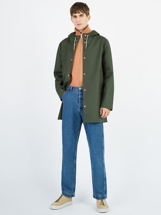 Как носить темно-зеленый дождевик с темно-синими джинсами мужчине