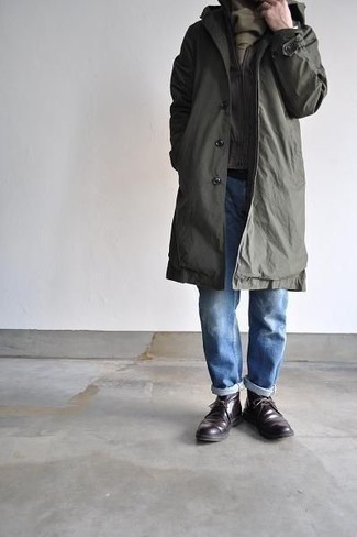 Как носить темно-зеленый дождевик с темно-синими джинсами мужчине