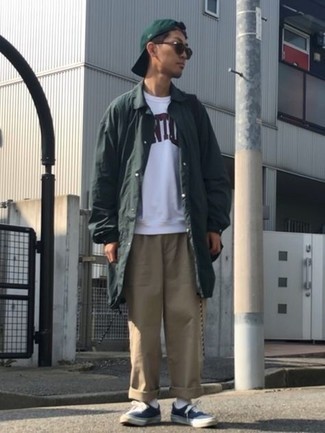 Какие свитшоты носить с темно-зеленым дождевиком мужчине