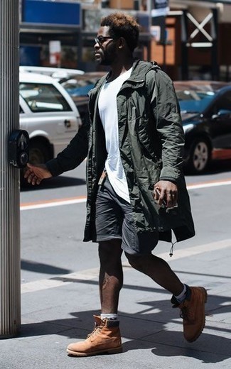 Как носить темно-зеленый дождевик с светло-коричневыми замшевыми рабочими ботинками мужчине