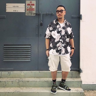 С чем носить темно-зеленые сандалии мужчине