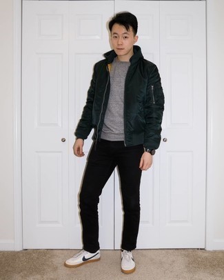 Как носить темно-зеленый сатиновый бомбер с черными джинсами мужчине
