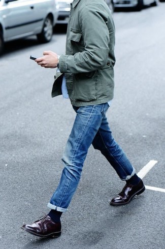 Как носить темно-зеленую куртку-рубашку с синими джинсами мужчине