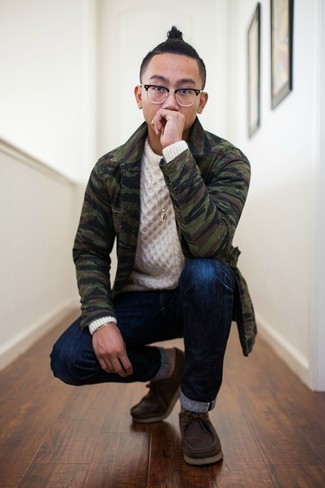 Какие вязаные свитера носить с темно-зеленой курткой-рубашкой мужчине