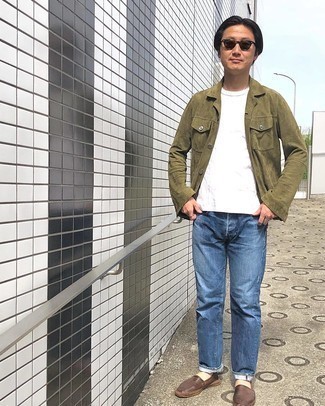 Какие эспадрильи носить с темно-зеленой курткой-рубашкой мужчине