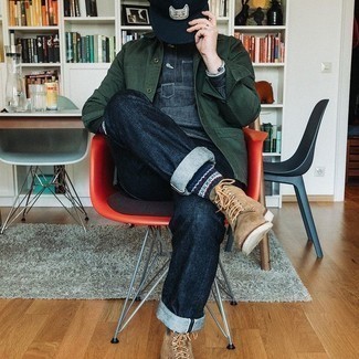 Какие джинсы носить с темно-зеленой курткой-рубашкой мужчине