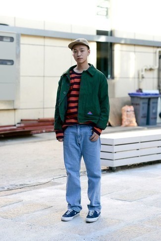 Какие джинсы носить с темно-зеленой курткой-рубашкой мужчине