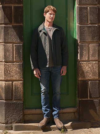 Какие джинсы носить с темно-зеленой курткой-рубашкой мужчине